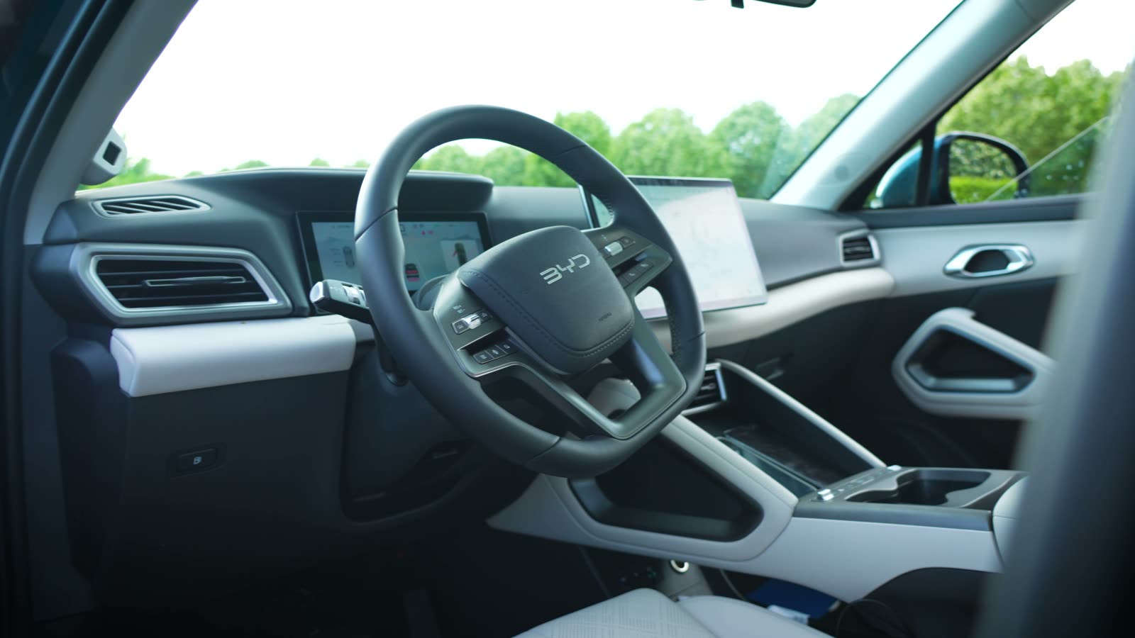 Intérieur du BYD Atto 2 DM-i : volant, planche de bord et écran central