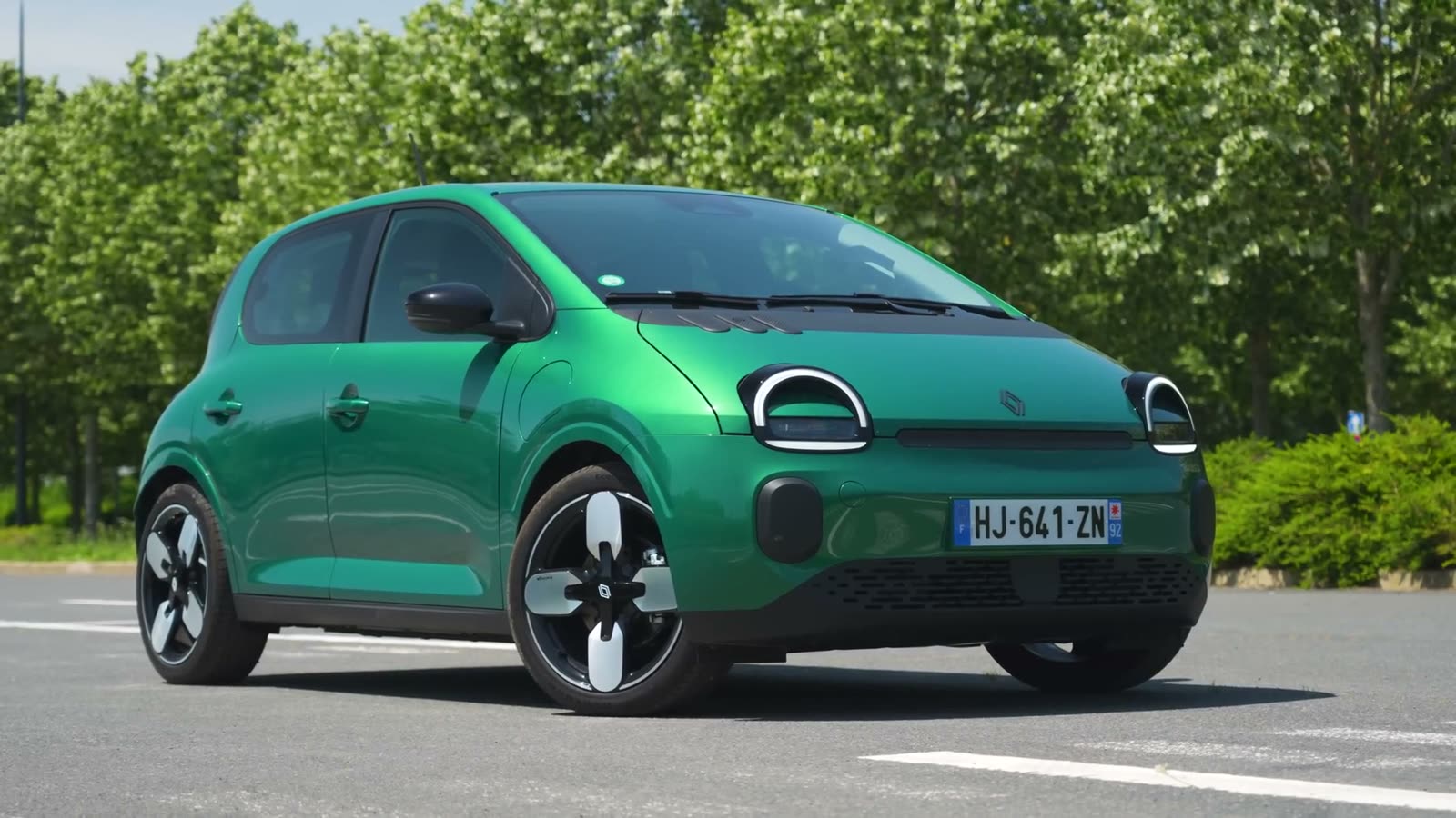Renault Twingo électrique verte de trois quarts avant