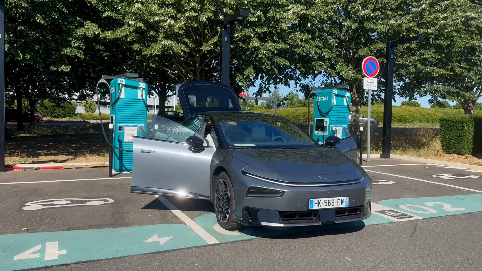 XPENG P7+ en charge rapide sur une borne
